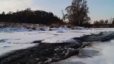 Kış nehir akan