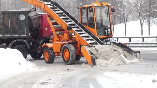 Odklízení sněhu ulice v Moskvě, Rusko — Stock video