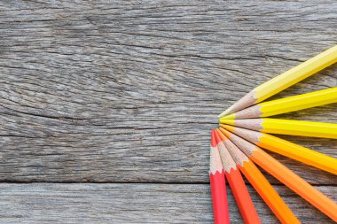 Ahşap arka plan üzerinde renkli kalemler. El renk kalem yapmak