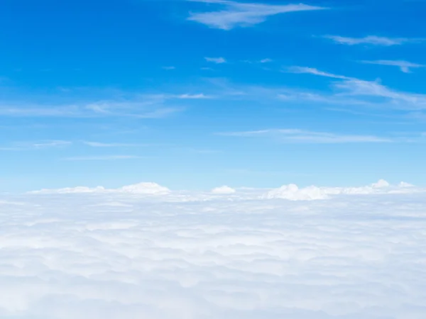 Blauer Himmel und weiße Wolken, sonniger Tag, Haufenwolke. — Stockfoto