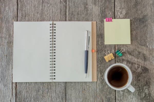 Cuaderno abierto sobre fondo de madera con taza de café y amarillo no — Foto de Stock