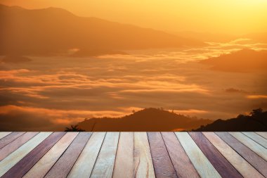 Ahşap masa ve görünümü üzerinde gündoğumu ve günbatımı boş Üstten Görünüm 