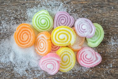 Lezzet meyve, tatlı, jöleli şeker tatlı üzerinde ahşap backgr renkli