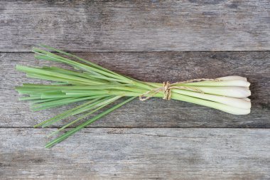 Taze limon (citronella) ahşap arka plan - h için baharat