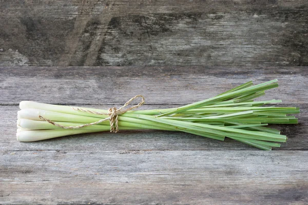 Świeżej trawy cytrynowej (geranium) na tle drewniane - przyprawa do h — Zdjęcie stockowe