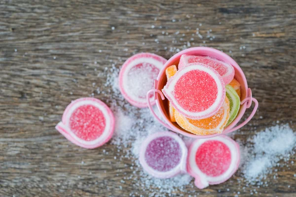 Gelée sucrée, fruits aromatisés, dessert aux bonbons coloré sur le dos en bois — Photo