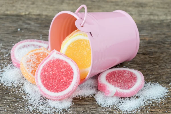 Jalea dulce, fruta sabor, postre de caramelo colorido en la espalda de madera —  Fotos de Stock