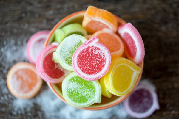 Jalea dulce, fruta sabor, postre de caramelo colorido en arco de cerámica —  Fotos de Stock