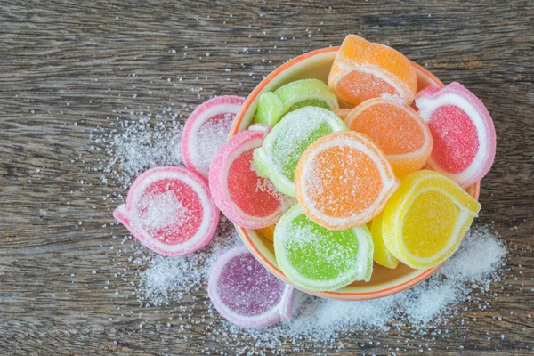 Jalea dulce, fruta sabor, postre de caramelo colorido en arco de cerámica —  Fotos de Stock