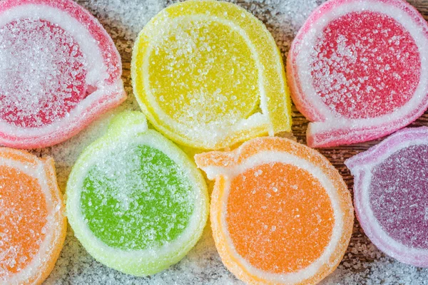 Lezzet meyve, tatlı, jöleli şeker tatlı seramik yay renkli — Stok fotoğraf