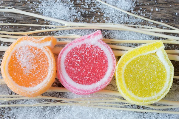 Jalea dulce, fruta sabor, postre de caramelo colorido en madera backgr —  Fotos de Stock