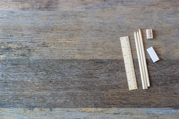 Σύνολο χαρτικών σε παλιό ξύλινο τραπέζι φόντο. — Φωτογραφία Αρχείου