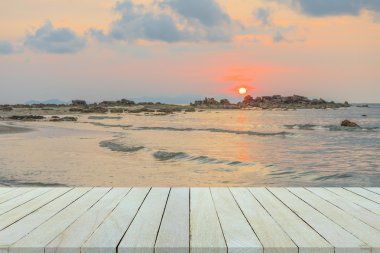 Günbatımı ve gündoğumu kum üzerinde boş ahşap tablo veya raf duvar