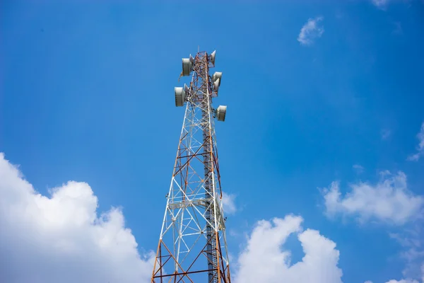 Cellulära pelaren med blå himmel — Stockfoto