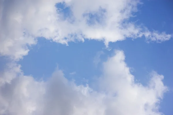 Blauer Himmel und Wolken — Stockfoto