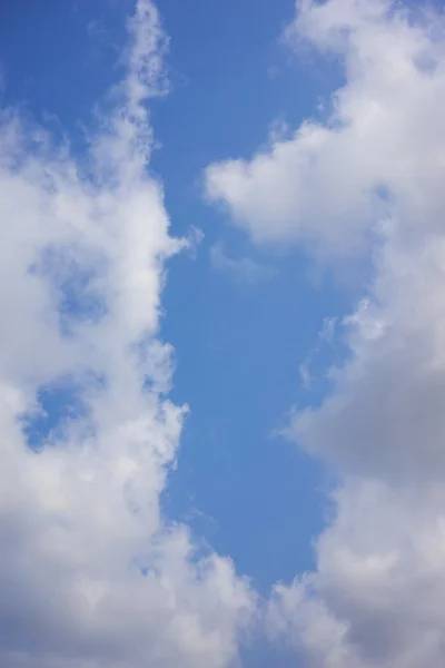 Blauer Himmel und Wolken — Stockfoto