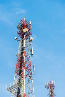 Mobil kule antenler ile mavi gökyüzü arka plan