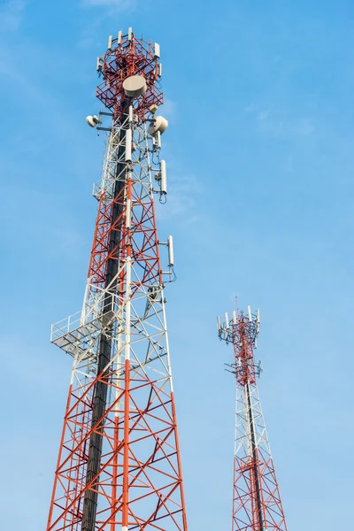 Мобільні антени вежі з фоном блакитного неба — стокове фото