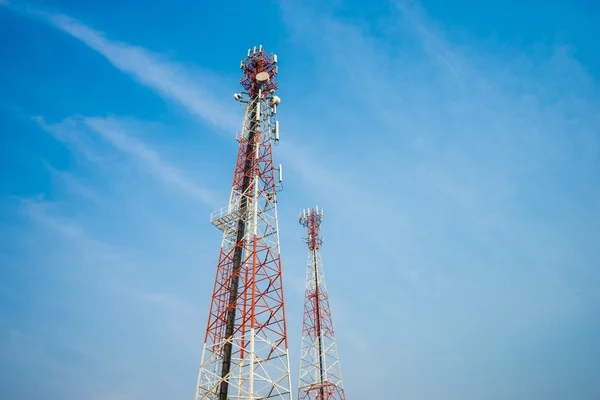Мобильные антенны на фоне голубого неба — стоковое фото