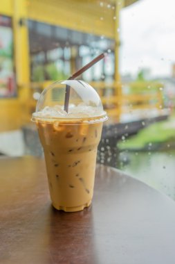 Plastik bardakta samanla buzlu kahve..