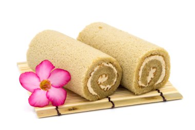 Reçel Roll, krem beyaz arka plan üzerinde rulo.