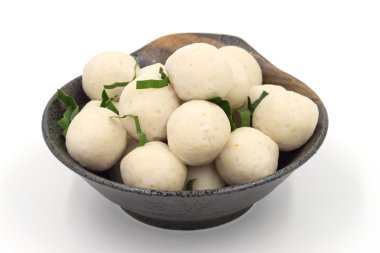 Beyaz arka planda Fishballs.