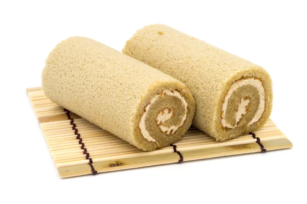 Jam Roll, crème Roll op witte achtergrond. — Stockfoto