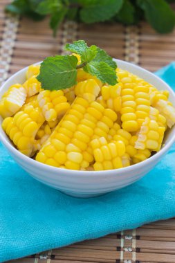Bir kase haşlanmış mısır.