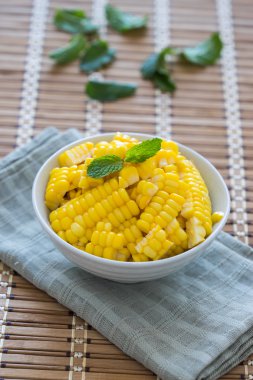Bir kase haşlanmış mısır.