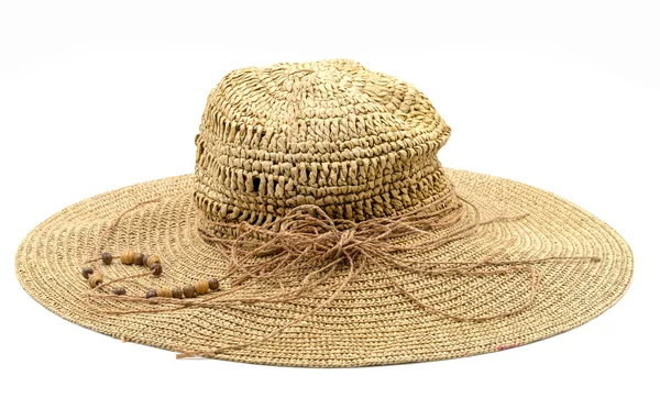 Соломенная шляпа на белом фоне — стоковое фото