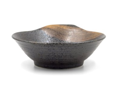 Beyaz bir arka plan üzerinde kahverengi seramik kase.