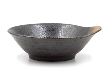 Beyaz bir arka plan üzerinde kahverengi seramik kase.