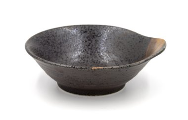 Beyaz bir arka plan üzerinde kahverengi seramik kase.