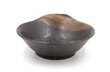 Beyaz bir arka plan üzerinde kahverengi seramik kase.