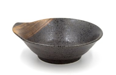 Beyaz bir arka plan üzerinde kahverengi seramik kase.