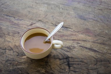 Eski ahşap zemin üzerine kahve fincanı.