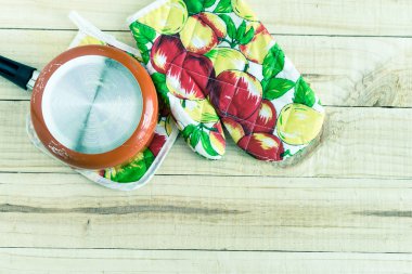 Ahşap arka plan üzerinde mutfak eşyaları. Metin alanı olan Üstten Görünüm