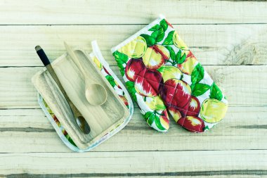 Ahşap arka plan üzerinde mutfak eşyaları. Metin alanı olan Üstten Görünüm