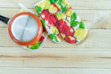 Ahşap arka plan üzerinde mutfak eşyaları. Metin alanı olan Üstten Görünüm