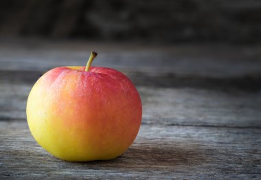 eski ahşap zemin üzerinde elma.