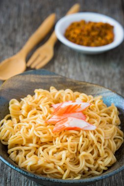 Ahşap arka plan çubuğa Yengeç seramik kase şehriye.