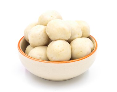 Fishballs beyaz zemin üzerine seramik kase.