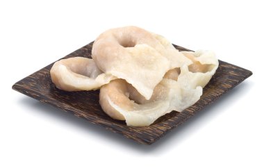 Ahşap tabak beyaz arka plan üzerinde balık köfte.