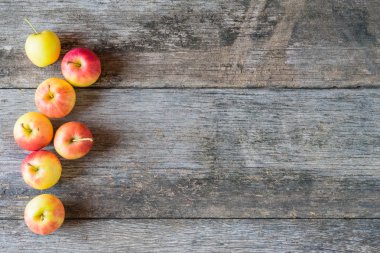 eski ahşap zemin üzerinde elma.