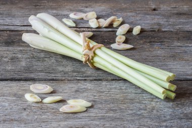 Limon otu dilim ahşap arka plan üzerinde.