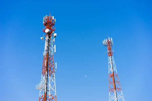 Мобильные (сотовые) антенны на фоне голубого неба . — стоковое фото