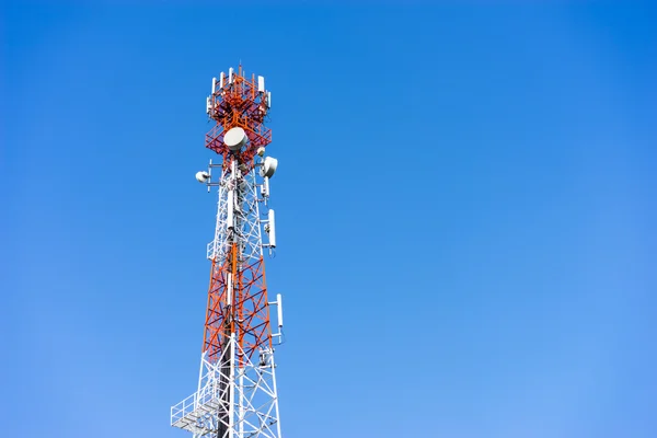 Mobil (cell) torn antenner med blå himmel bakgrund. — Stockfoto