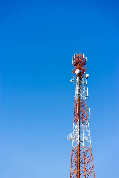 Mobil (cell) torn antenner med blå himmel bakgrund. — Stockfoto