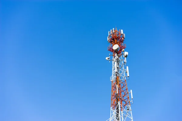 Mobil (cell) torn antenner med blå himmel bakgrund. — Stockfoto