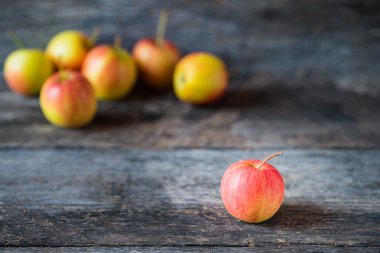 eski ahşap zemin üzerinde elma.